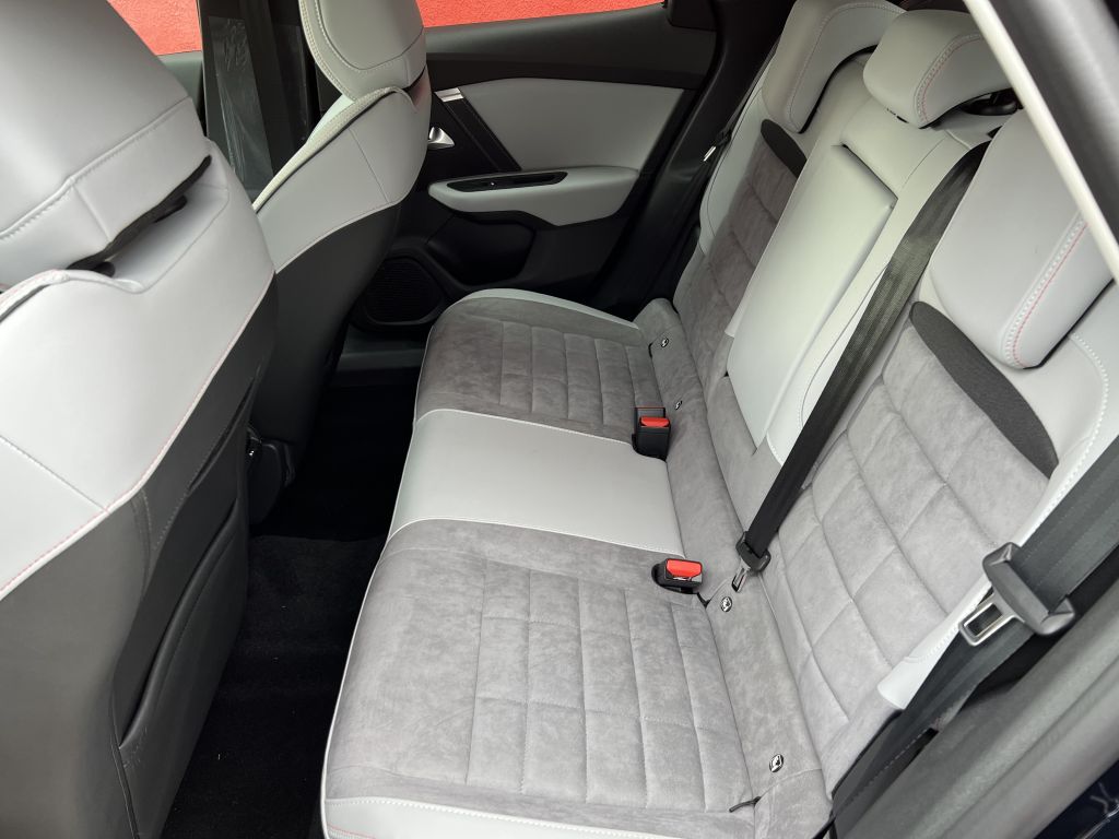 Fahrzeugabbildung Citroën C4 Hybrid 145 ë-DSC6 MAX Winter-Paket