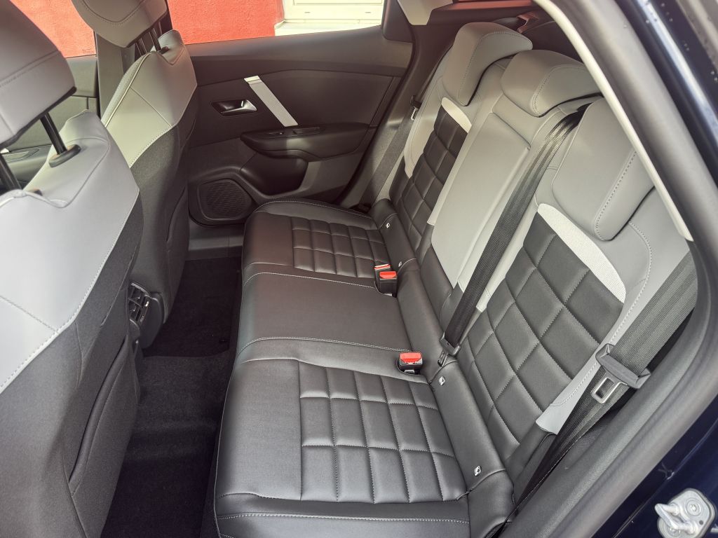 Fahrzeugabbildung Citroën C4 Benziner 130 Automatik MAX + Winter Techno Paket