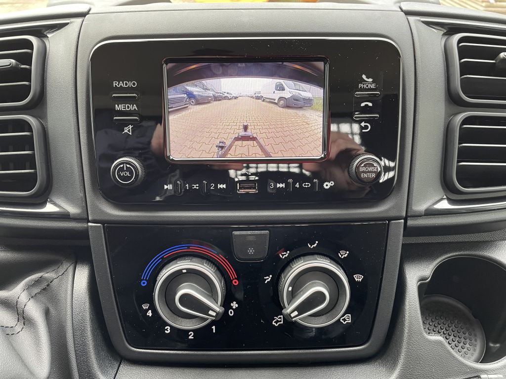 Fahrzeugabbildung Citroën Jumper Pritsche 35 Heavy L2 BlueHDi 140 + AHK