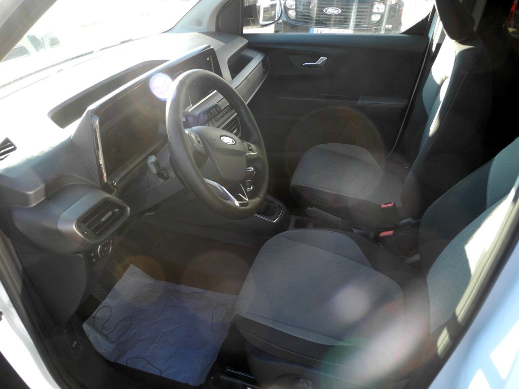 Fahrzeugabbildung Ford Tourneo Courier TITANIUM - Winter-Pak., 17Z Alu