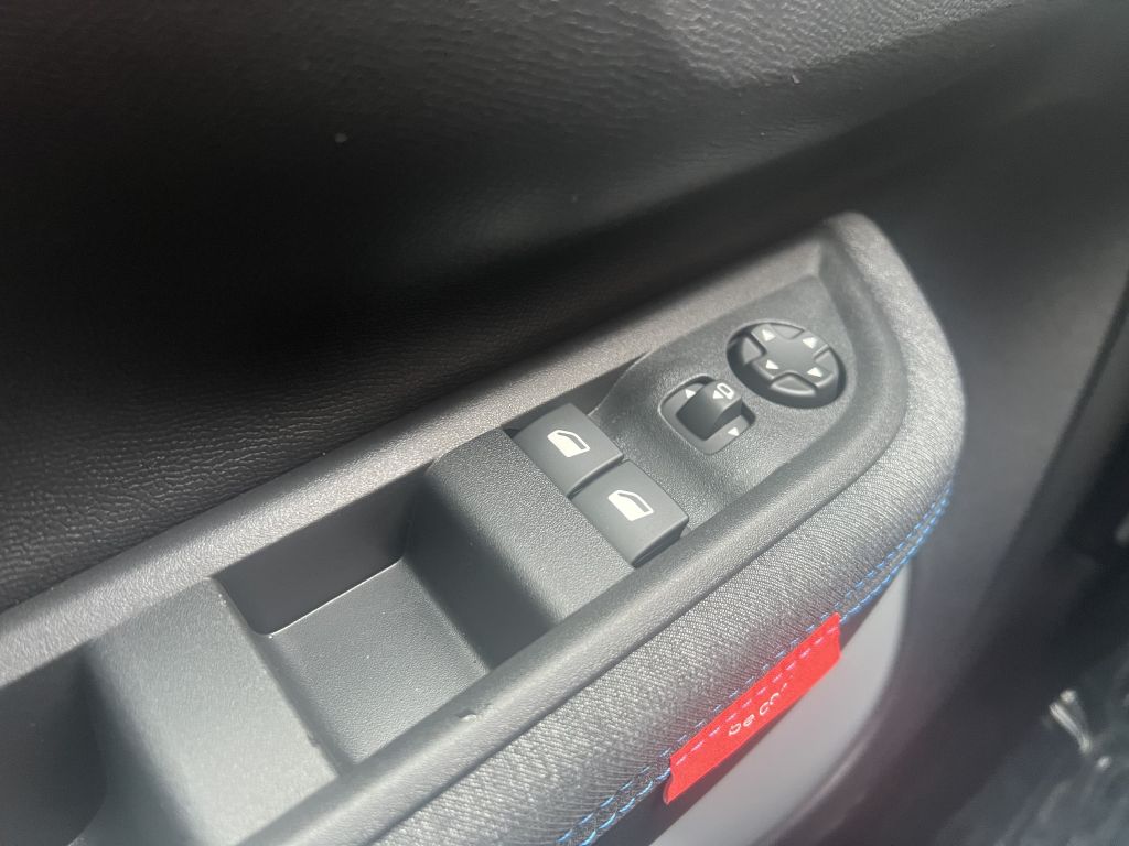 Fahrzeugabbildung Citroën C3 Hybrid 110 PLUS + Allwetterreifen