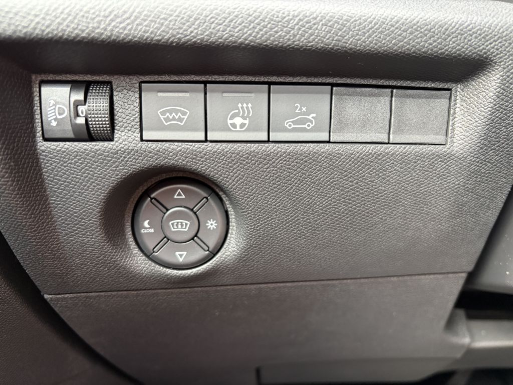 Fahrzeugabbildung Citroën C4 X Hybrid 145 MAX + Winter, Head-Up, Allwetter