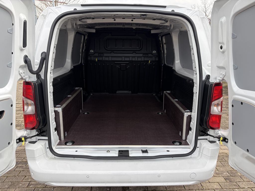 Fahrzeugabbildung Citroën Berlingo XL Diesel 130 Automatik + ACC, AHK