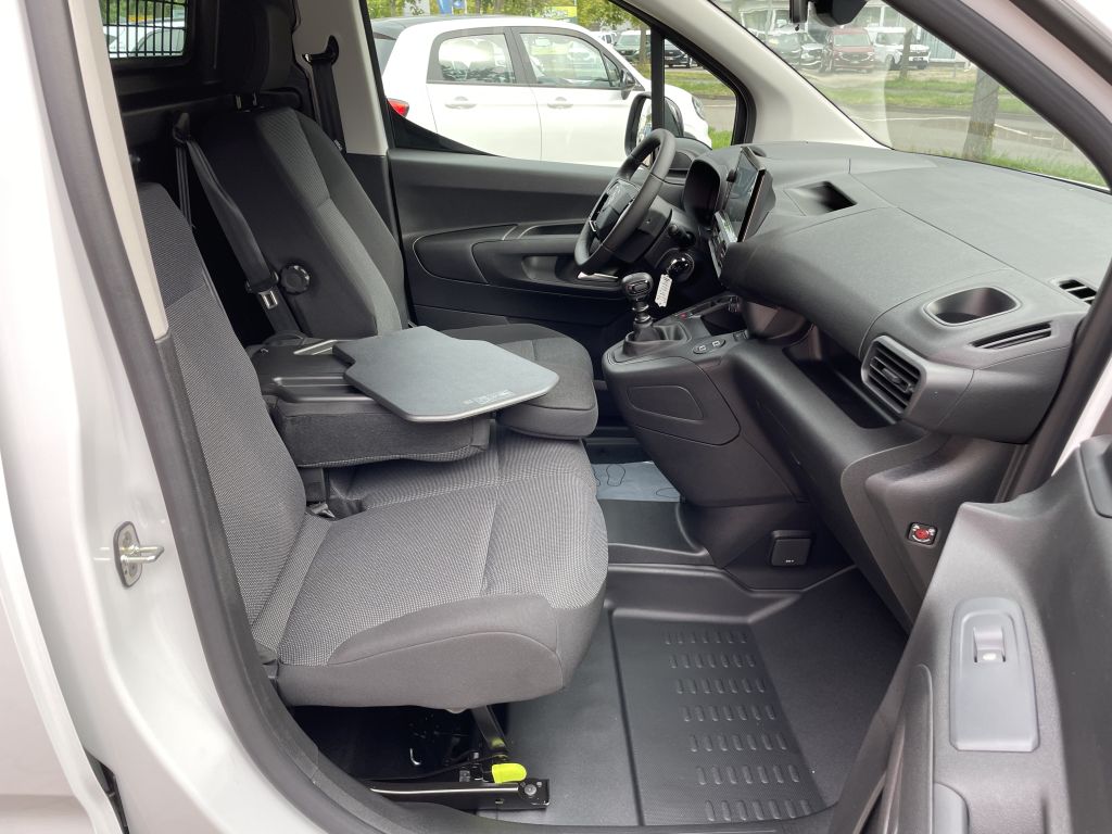 Fahrzeugabbildung Citroën Berlingo L1 PureTech 110 + AHK, Klappe, WinterPa