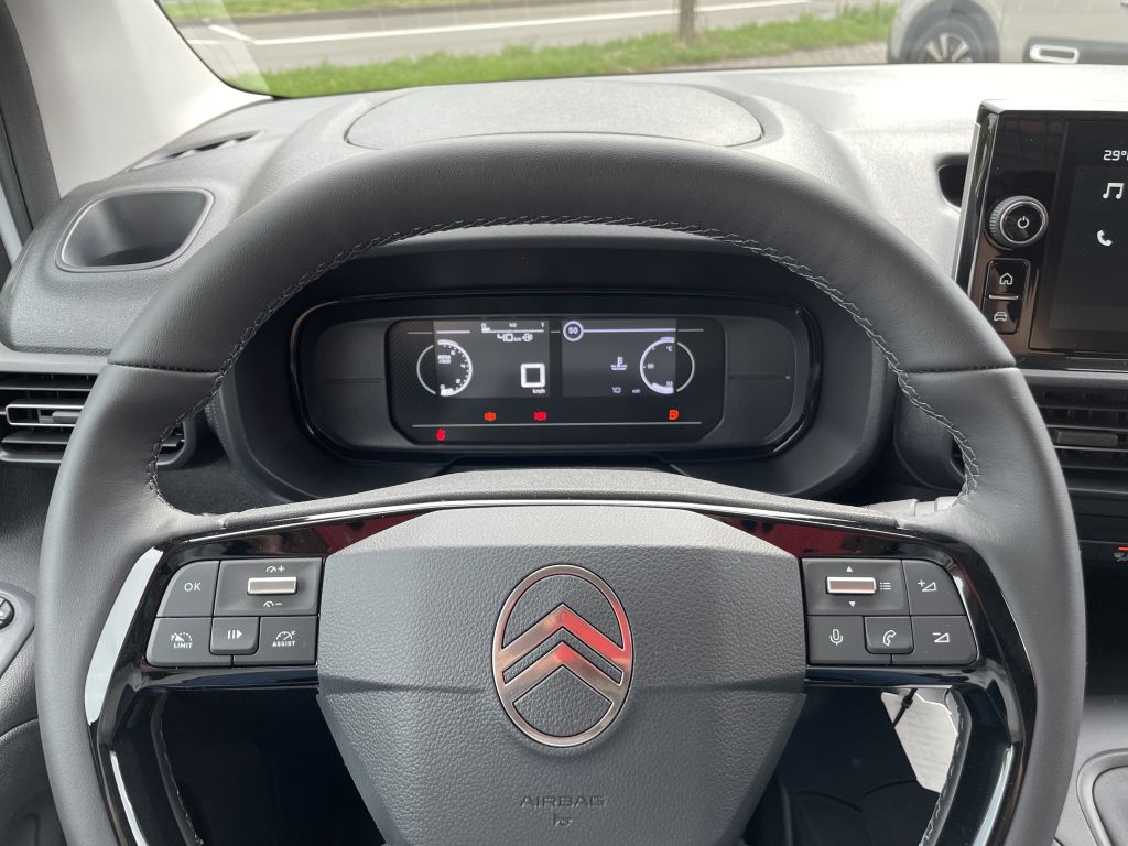 Fahrzeugabbildung Citroën Berlingo L1 PureTech 110 + AHK, Klappe, WinterPa