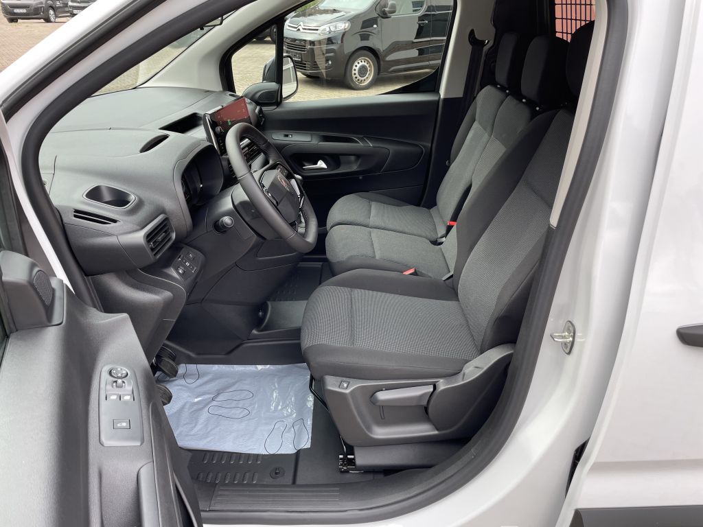 Fahrzeugabbildung Citroën Berlingo L1 PureTech 110 + AHK, Klappe, WinterPa