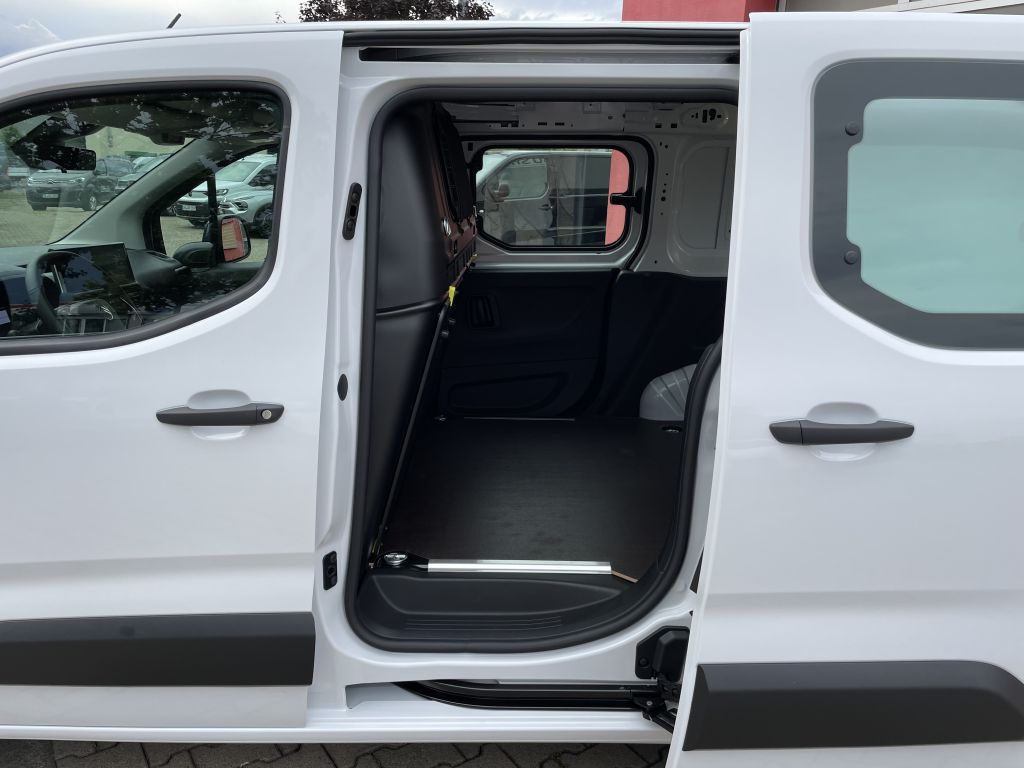 Fahrzeugabbildung Citroën Berlingo L1 PureTech 110 + AHK, Klappe, WinterPa