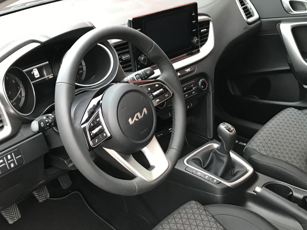 Fahrzeugabbildung Kia Ceed 1.0 T-GDI 120 Edition 7 + Emotion, Driving