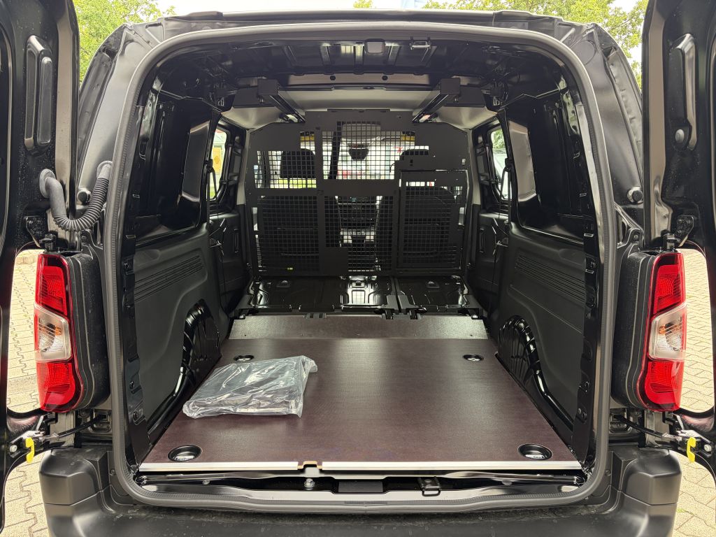 Fahrzeugabbildung Citroën Berlingo Doppelkabine XL Diesel 130 Automatik