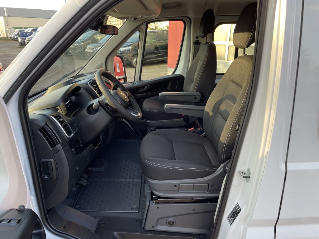 Fahrzeugabbildung Citroën Jumper Pritsche Doka 35 Heavy L4 180 AT + Standh