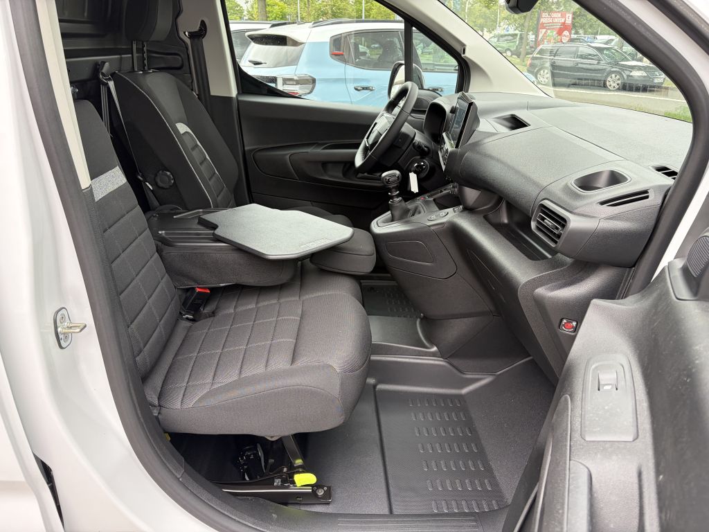 Fahrzeugabbildung Citroën Berlingo M Diesel 130 + AHK, Webasto, 3-Sitzer