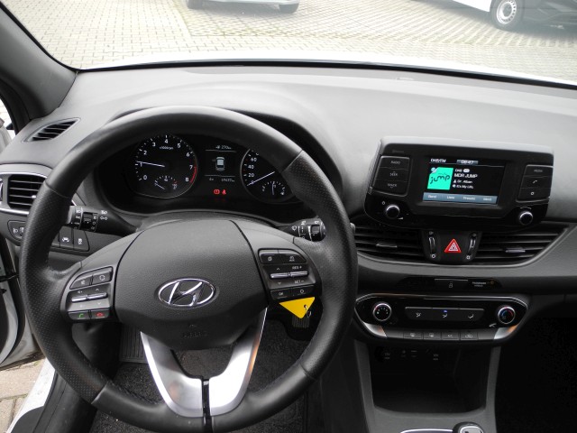 Fahrzeugabbildung Hyundai i30 1.4 Passion - Allwetter, Kamera, PDC, Alu