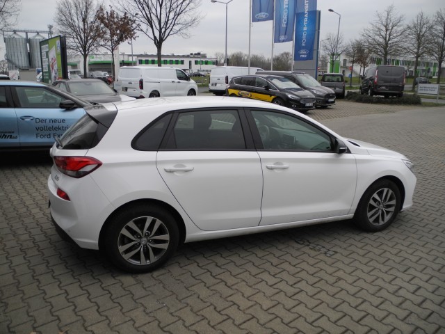 Fahrzeugabbildung Hyundai i30 1.4 Passion - Allwetter, Kamera, PDC, Alu