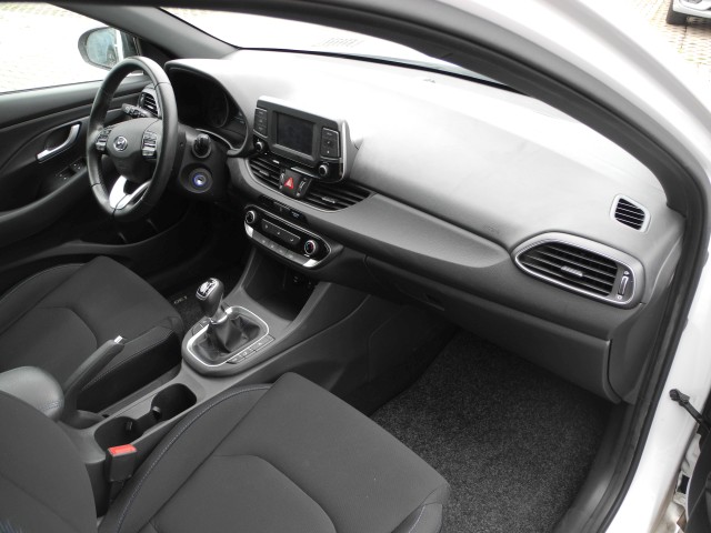 Fahrzeugabbildung Hyundai i30 1.4 Passion - Allwetter, Kamera, PDC, Alu