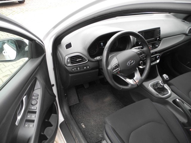 Fahrzeugabbildung Hyundai i30 1.4 Passion - Allwetter, Kamera, PDC, Alu