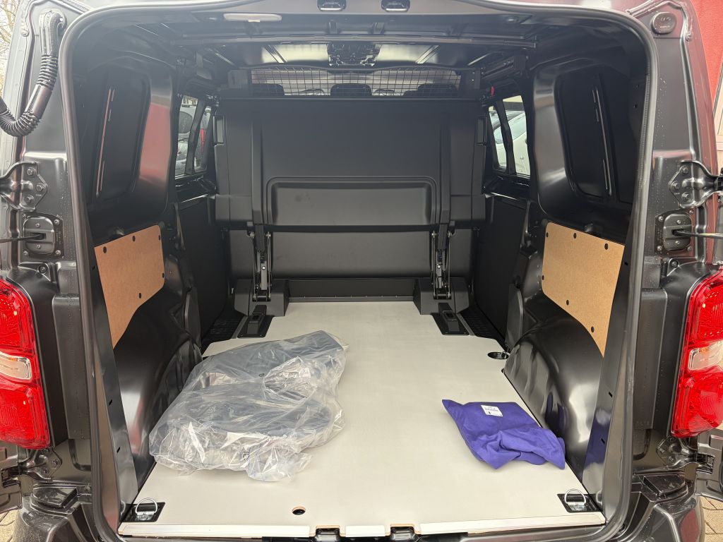 Fahrzeugabbildung Citroën Jumpy Flexkabine M 2.2 Diesel 150 Man + 5-Sitzer