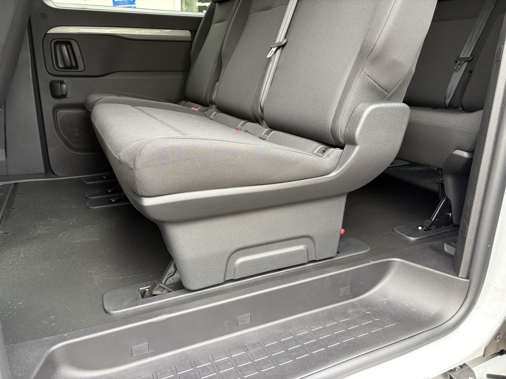 Fahrzeugabbildung Citroën SpaceTourer M Diesel 180 AT Plus + AHK, NAVI, 8S