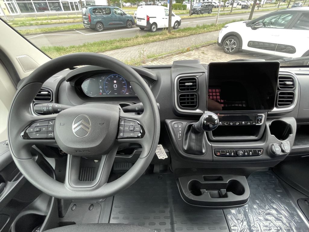 Fahrzeugabbildung Citroën Jumper Pritsche 35 Heavy L4 BlueHDi 180 Automat.