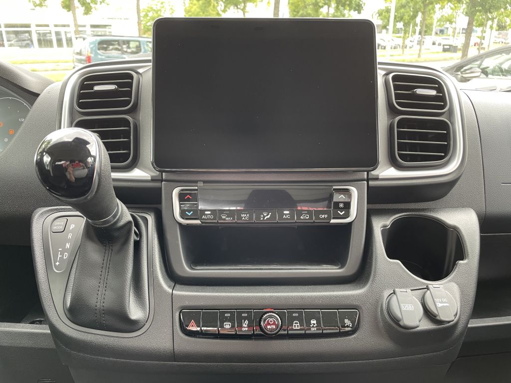 Fahrzeugabbildung Citroën Jumper Pritsche 35 Heavy L4 BlueHDi 180 Automat.