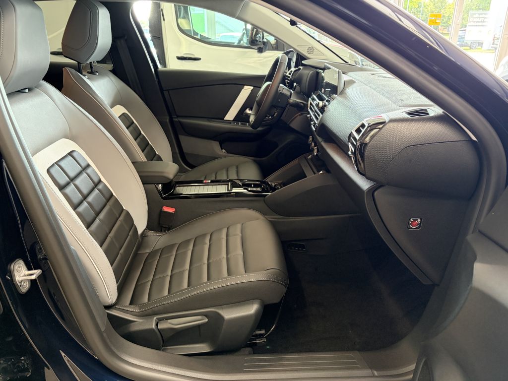 Fahrzeugabbildung Citroën C4 Hybrid 145 TEAM D + Allwetterreifen