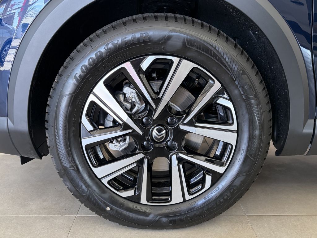 Fahrzeugabbildung Citroën C4 Hybrid 145 TEAM D + Allwetterreifen