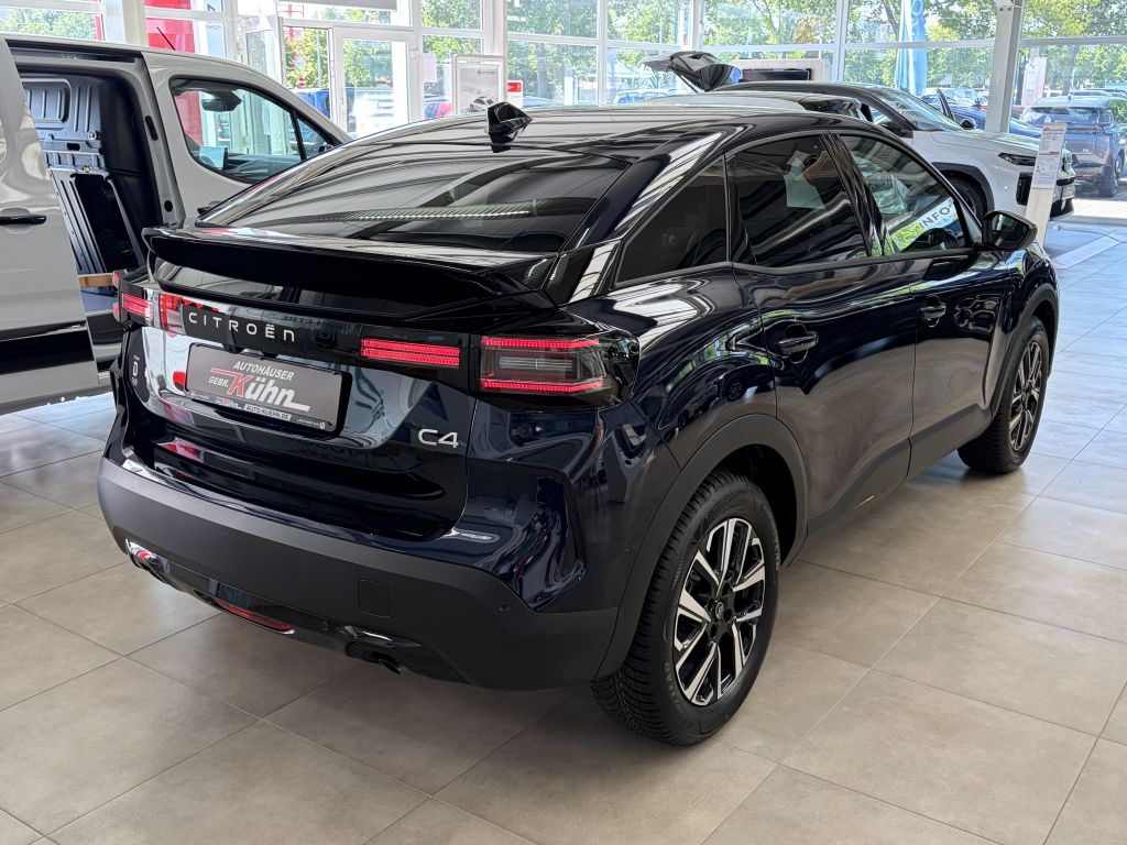 Fahrzeugabbildung Citroën C4 Hybrid 145 TEAM D + Allwetterreifen