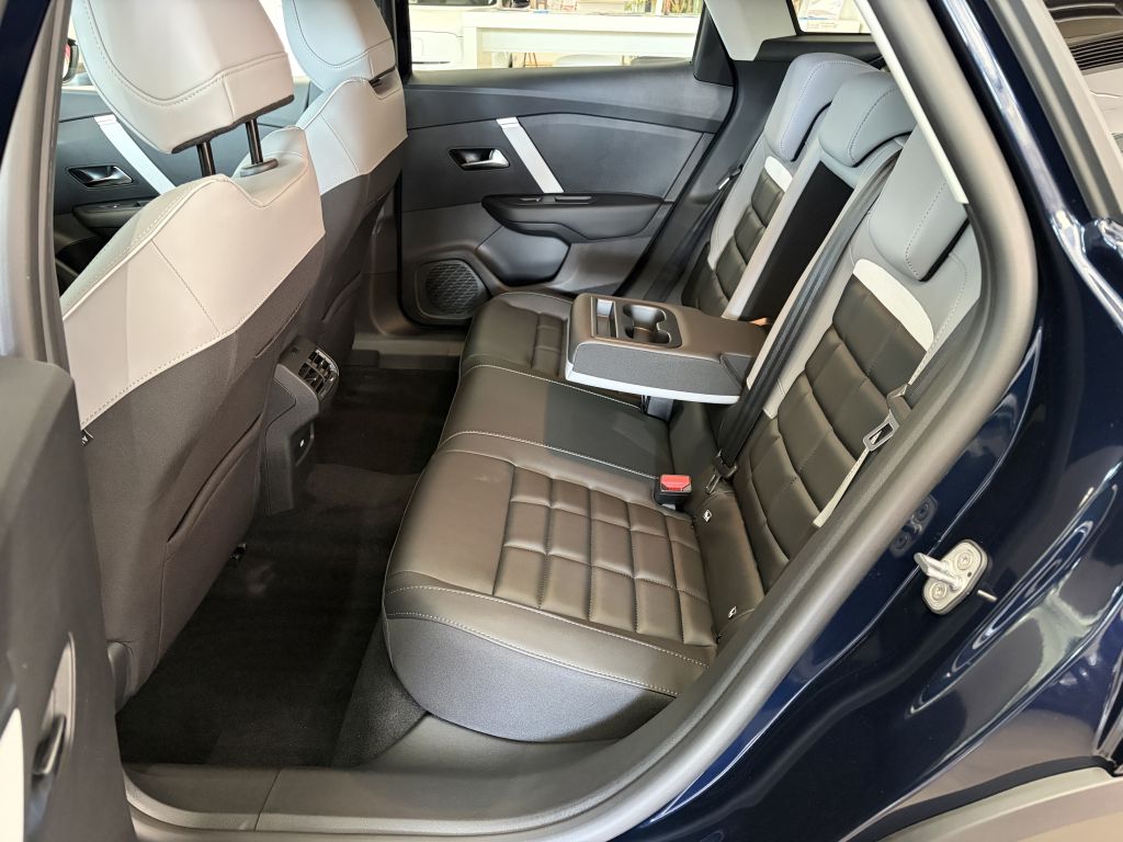 Fahrzeugabbildung Citroën C4 Hybrid 145 TEAM D + Allwetterreifen