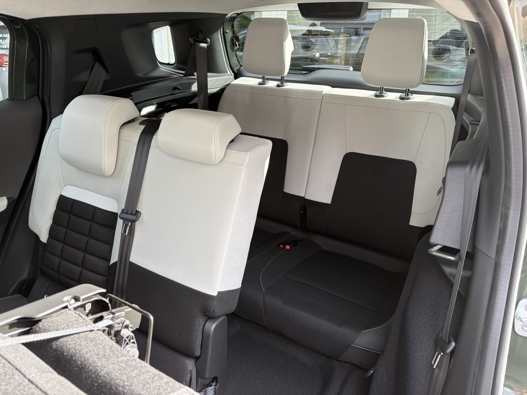 Fahrzeugabbildung Citroën C3 Aircross Turbo 100 PLUS + Winter, 7-Sitz, NAV