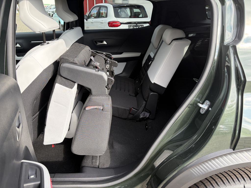 Fahrzeugabbildung Citroën C3 Aircross Turbo 100 PLUS + Winter, 7-Sitz, NAV