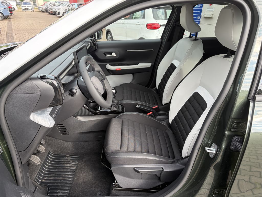 Fahrzeugabbildung Citroën C3 Aircross Turbo 100 PLUS + Winter, 7-Sitz, NAV