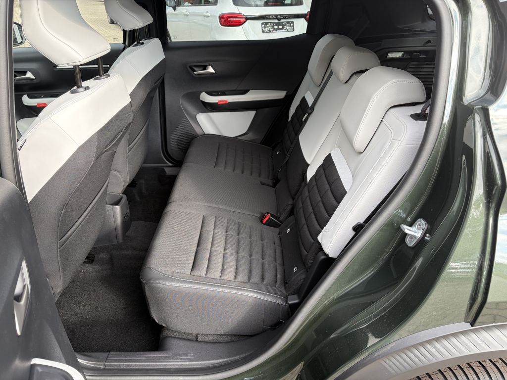 Fahrzeugabbildung Citroën C3 Aircross Turbo 100 PLUS + Winter, 7-Sitz, NAV