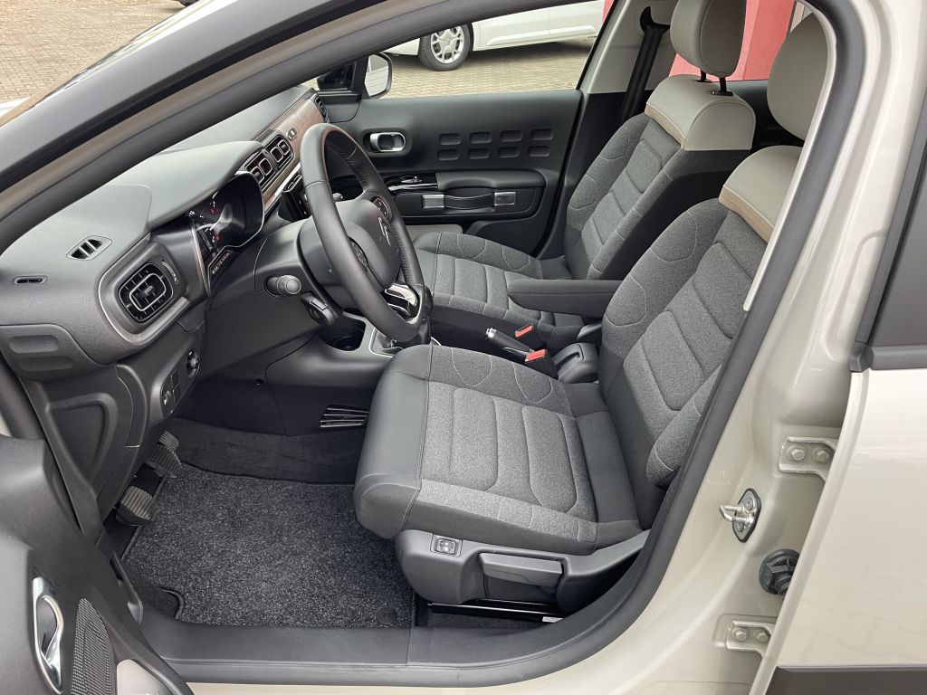 Fahrzeugabbildung Citroën C3 PureTech 83 Plus + Ganzjahresreifen, Sitzheiz
