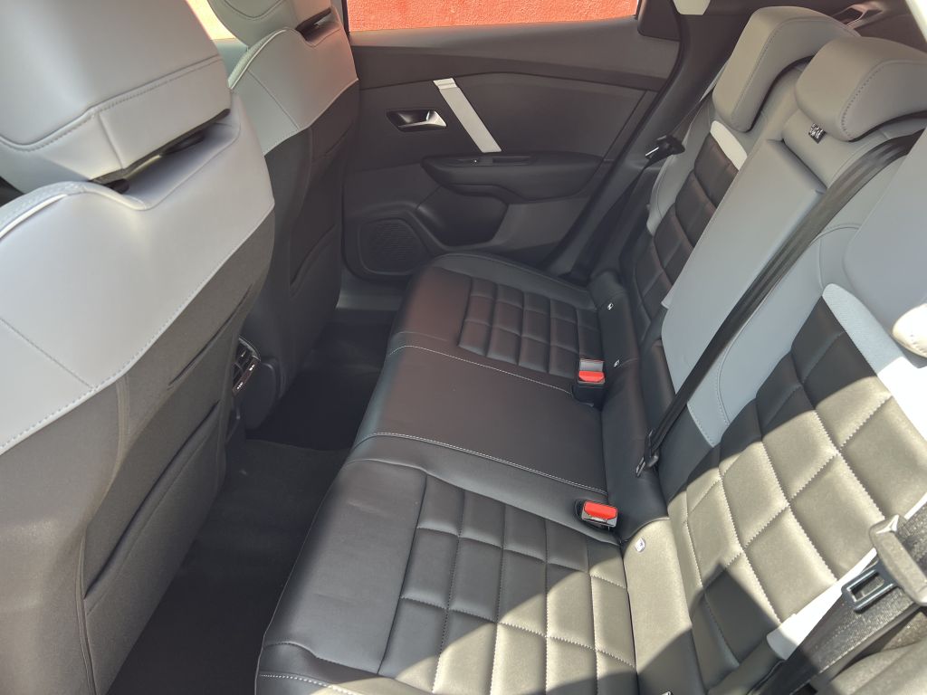 Fahrzeugabbildung Citroën C4 PureTech 130 S&S EAT8 MAX Techno Winter Paket