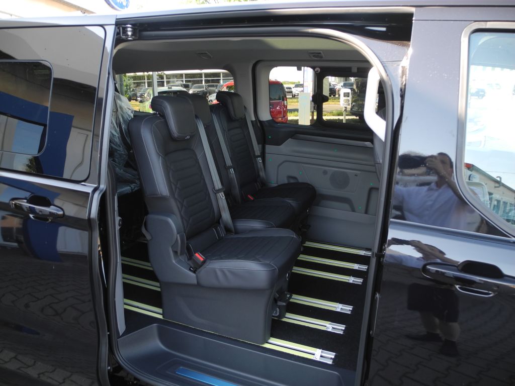 Fahrzeugabbildung Ford Tourneo Custom L2 4x4 Autm. Titanium X- Exklusiv