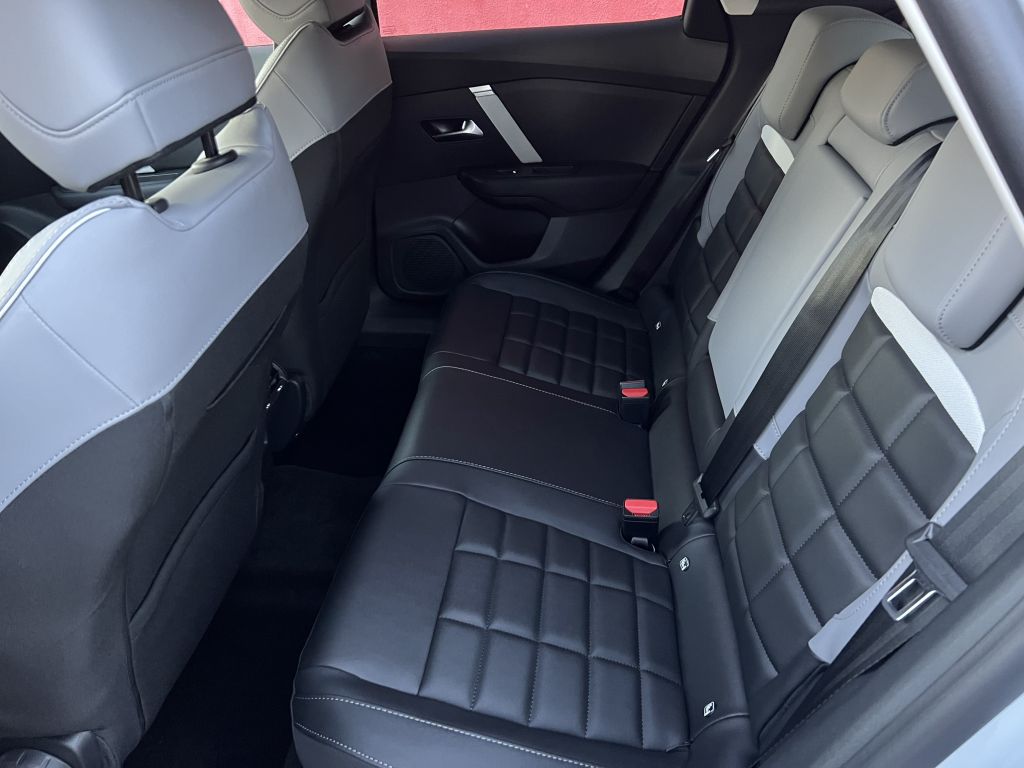 Fahrzeugabbildung Citroën C4 Hybrid 145 MAX Winter & Techno Paket