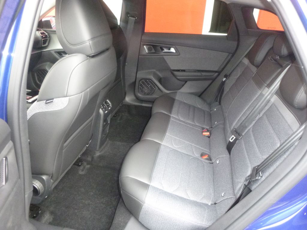 Fahrzeugabbildung Citroën C5 X PureTech 130 S&S EAT8 Feel Pack + Sitzheiz.