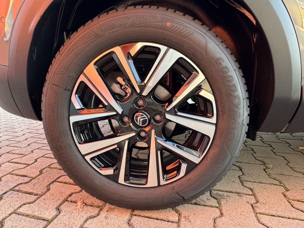 Fahrzeugabbildung Citroën C4 Benziner 130 Automatik MAX + Winter Techno Paket