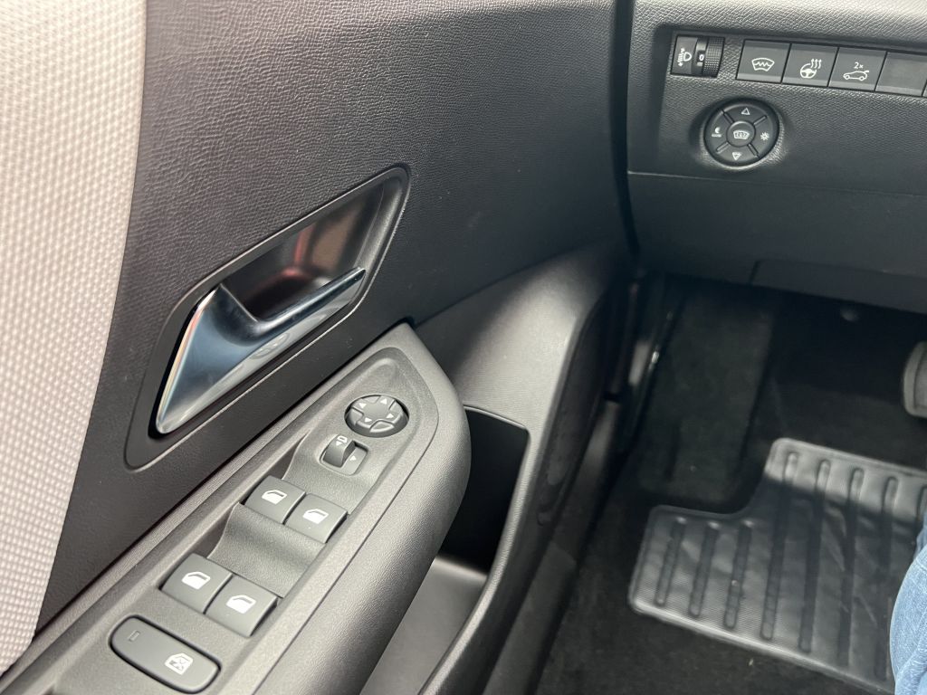 Fahrzeugabbildung Citroën C4 X PureTech 130 S&S EAT8 MAX Techno-Winter-Paket