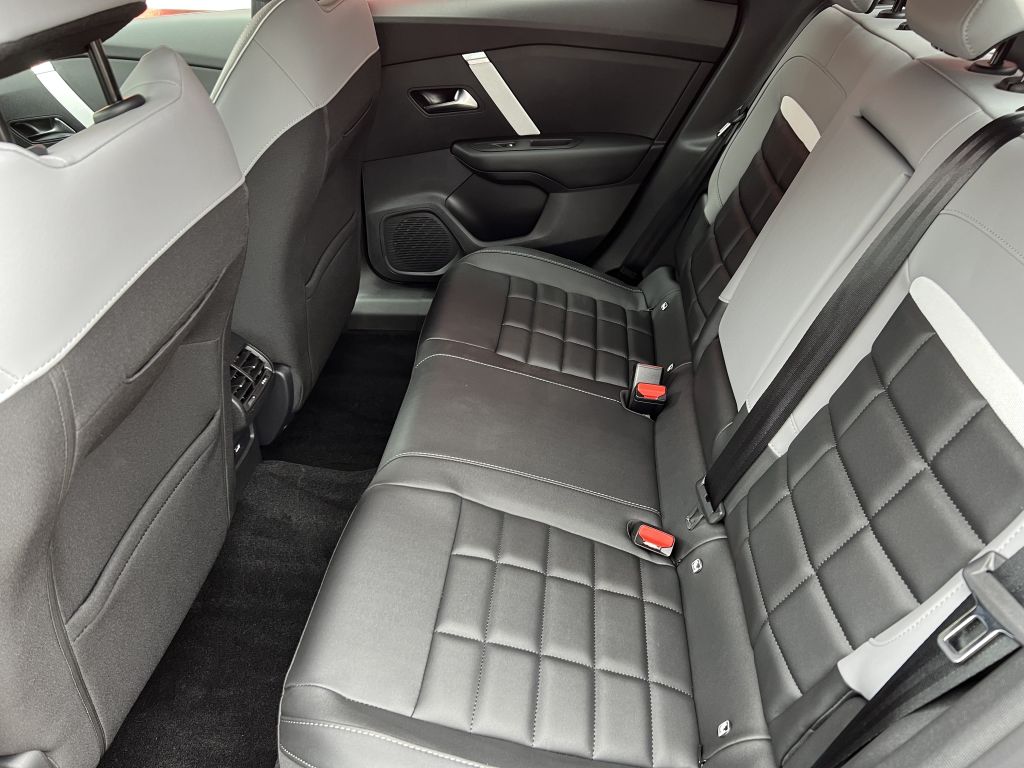 Fahrzeugabbildung Citroën C4 X PureTech 130 S&S EAT8 MAX Techno-Winter-Paket