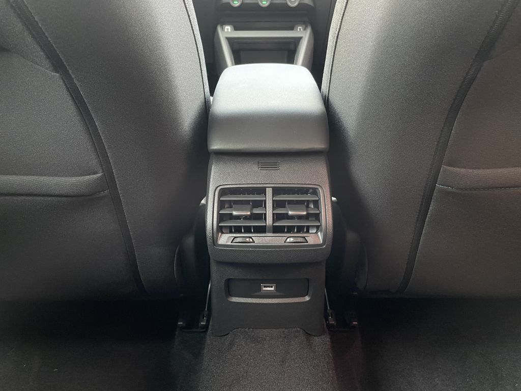 Fahrzeugabbildung Citroën C4 PureTech 130 S&S EAT8 Feel + NAVI, KﾄLTE-P.