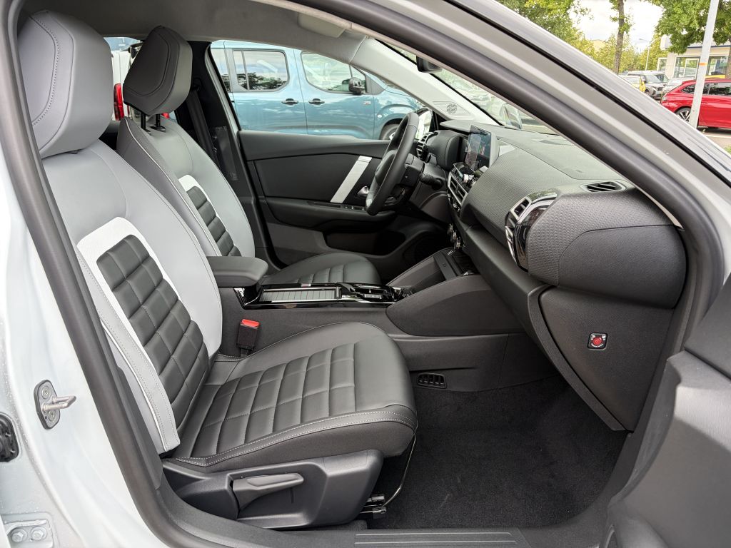 Fahrzeugabbildung Citroën C4 Hybrid 145 TEAM D + Allwetterreifen