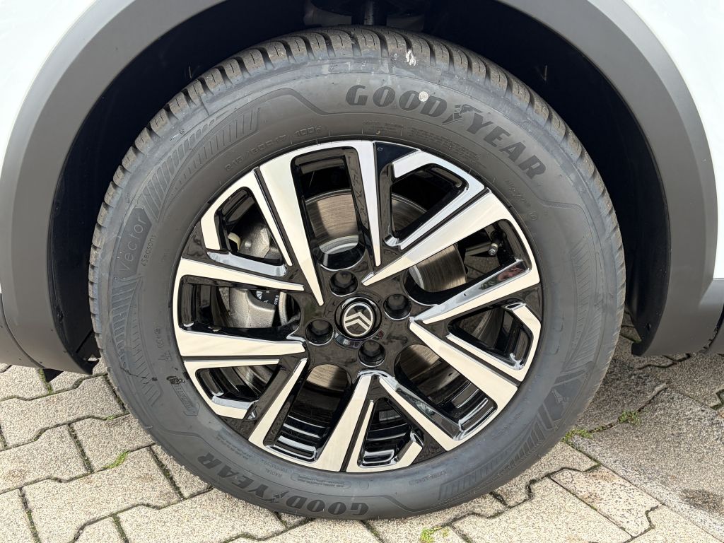 Fahrzeugabbildung Citroën C4 Hybrid 145 TEAM D + Allwetterreifen