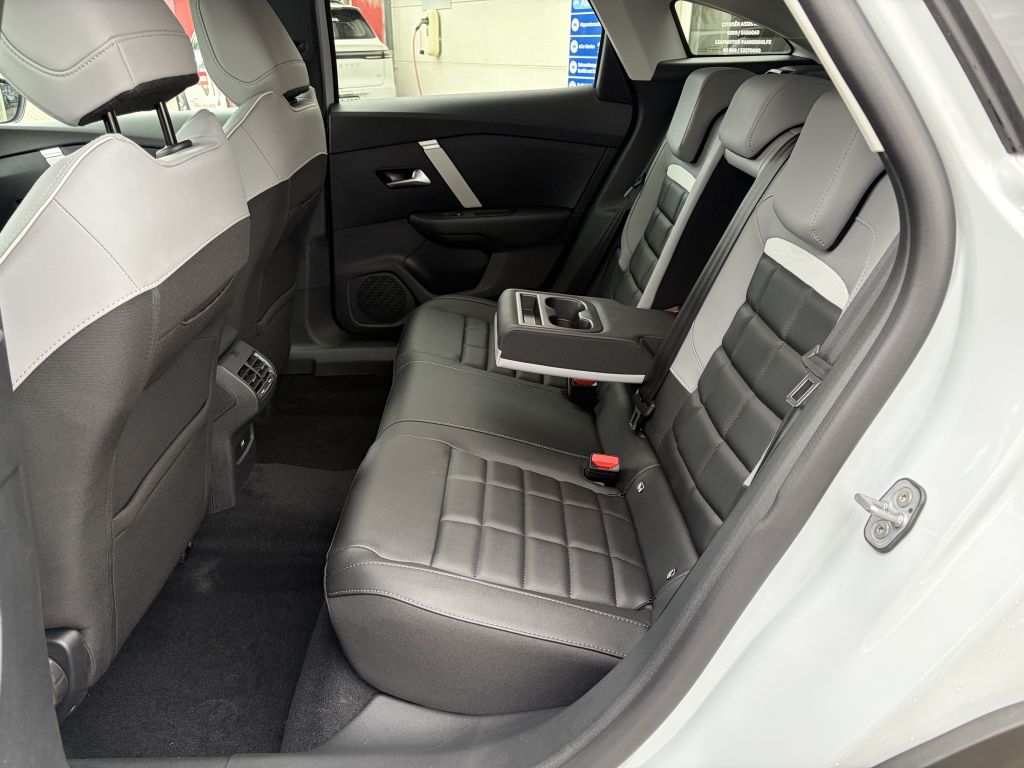 Fahrzeugabbildung Citroën C4 Hybrid 145 TEAM D + Allwetterreifen